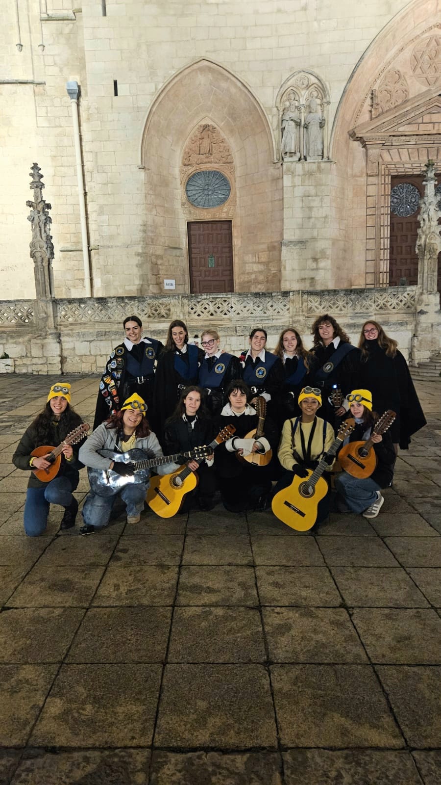 Tuna de Ingenieras UPM tocando en un evento